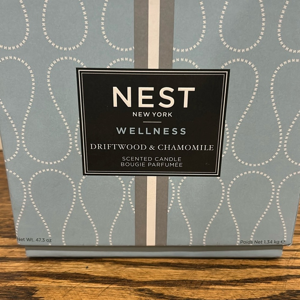NEST Fragrances Driftwood & Chamomile Candle - Blue and White- 4 wicks- XL size
